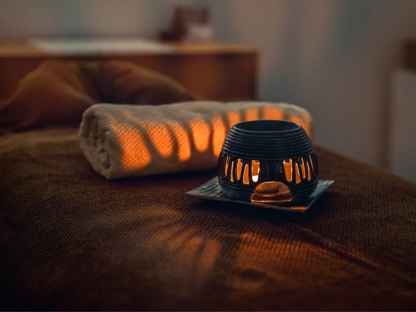 Maca de massagem preparada com lençol limpo