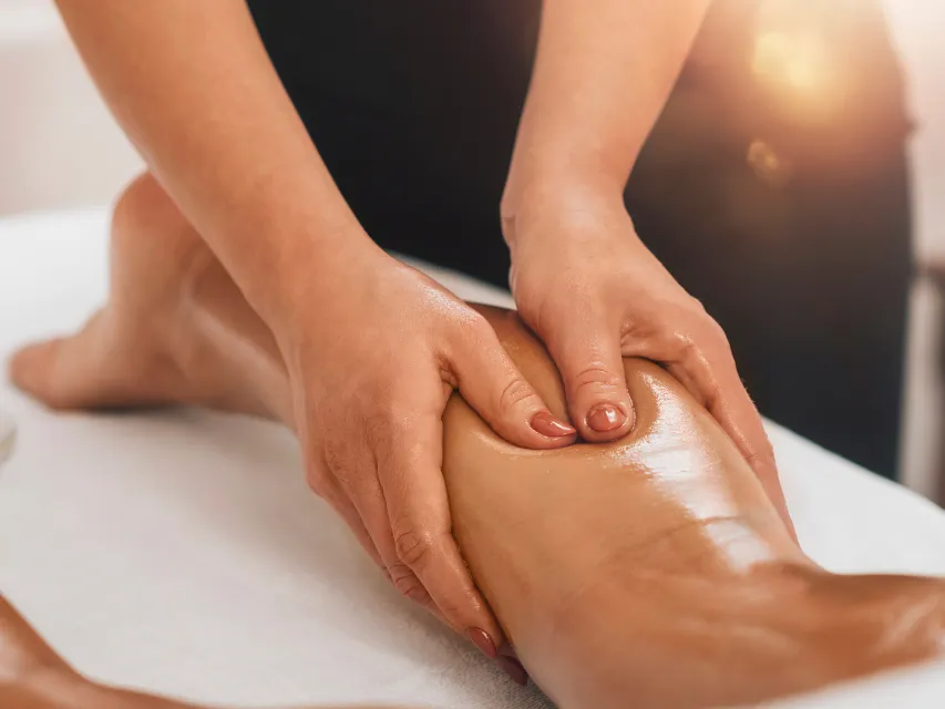 Massagem desportiva na musculatura da perna