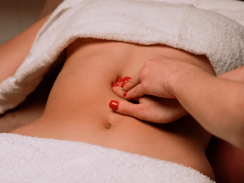 Massagem modeladora com movimentos firmes