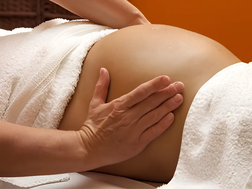 Massagem para gestante com apoio confortável