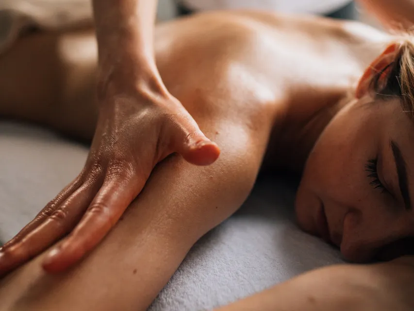 Massagem relaxante com deslizamento longo nas costas